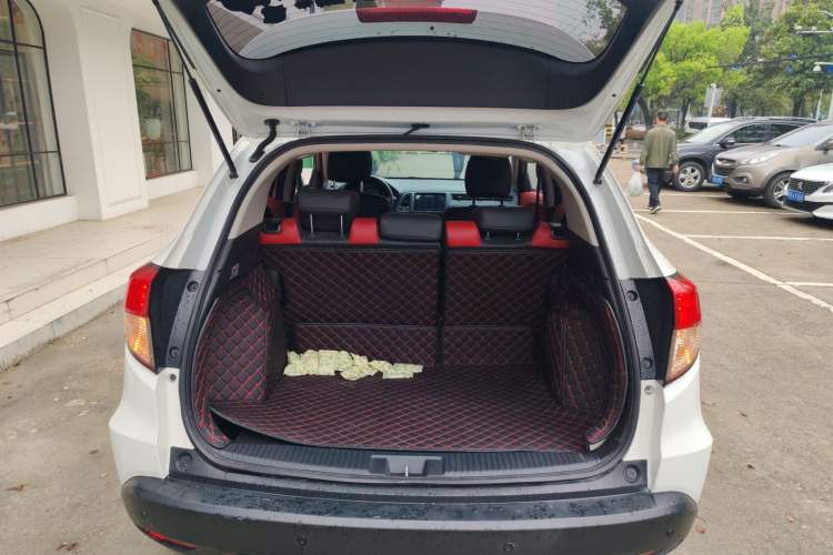 Used Honda Vezel 2020 1.5L CVT Elite Edition Trunk