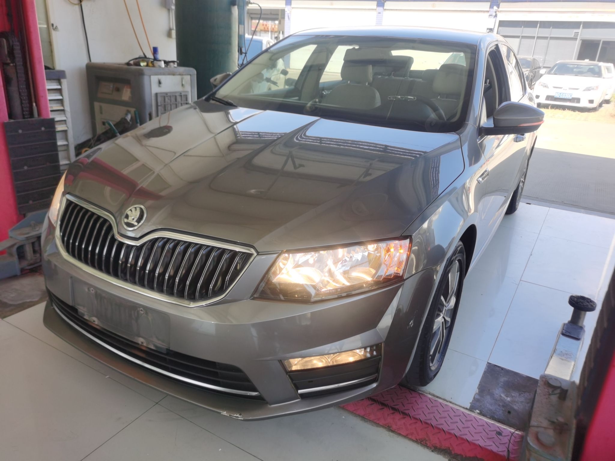 تحت مقدمة السيارة