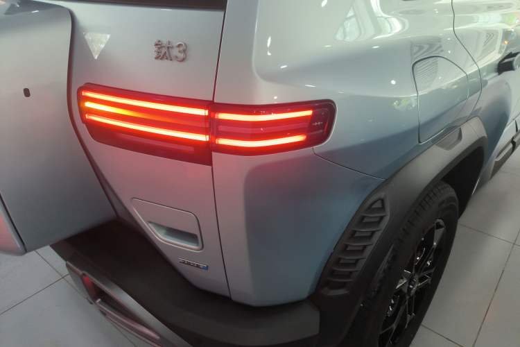 Used Formula Leopard Titanium 3 2025 501 km Range Rear-Wheel Drive Intelligent Driving Max Edition
