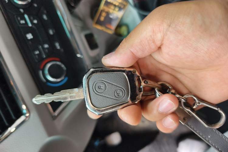 Used Jinbei Hiace X30 2024 1.5L Wealthy Van Model 2/5 Seats with Front-Mounted Air Conditioning Vehicle Key