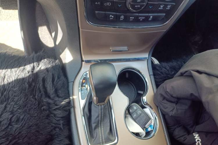 Used Jeep Grand Cherokee 2017 3.6L Elite Navigation Edition Gear Lever