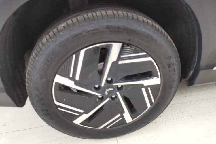 Used Wuling Xingguang S 2024 130 km Flagship Version Right Rear Wheel Hub