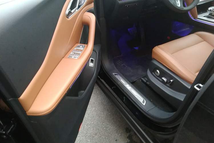 Used Hongqi HS7 PHEV 2025 Model 2.0T PHEV Four-Wheel Drive 2 Million Units Commemorative Edition 6-Seater Driver Seat