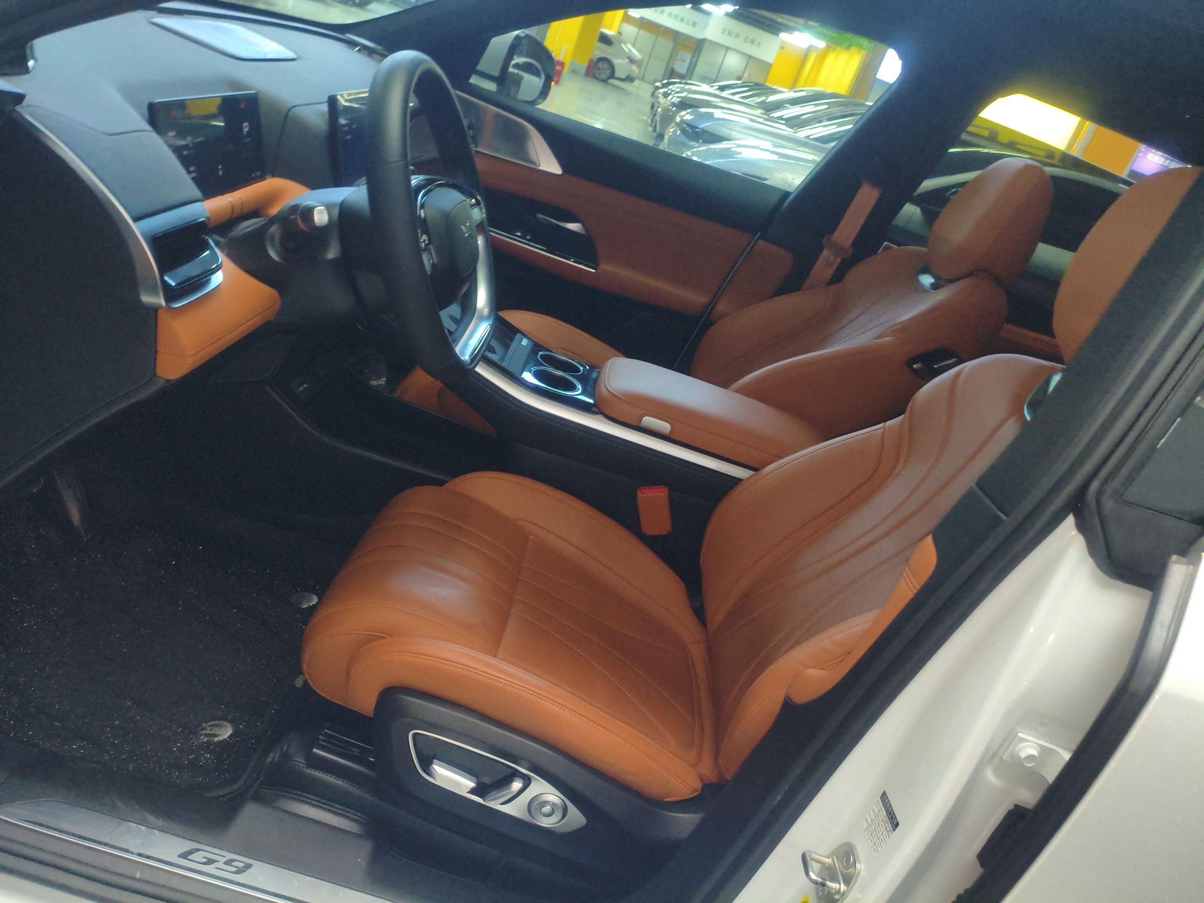 المقاعد الأمامية داخل السيارة