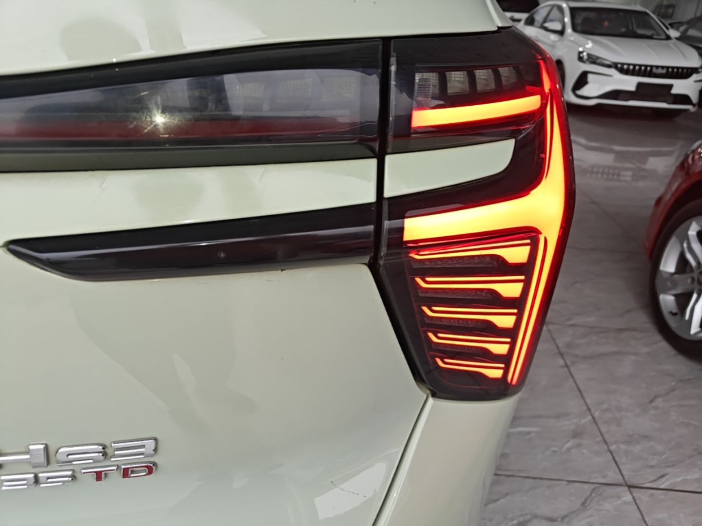 Hongqi HS3 2023 1.5T Two-Wheel Drive Shanwei Edition — снимка 9