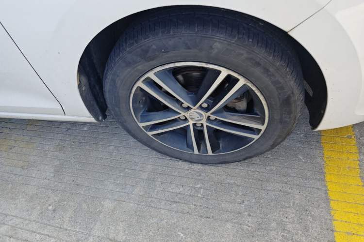 Used Skoda Rapid Spaceback 2016 Revised Version 1.6L Automatic Front-Drive Edition Right Front Wheel Hub