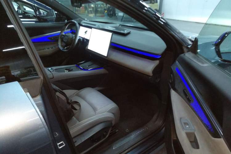 Used Lynk & Co 08 EM-P 2025 220 km All-Wheel-Drive Performance Halo