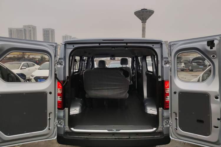 Used Wuling Yangguang 2024 300KM Comfort Version Passenger Van 75kW
