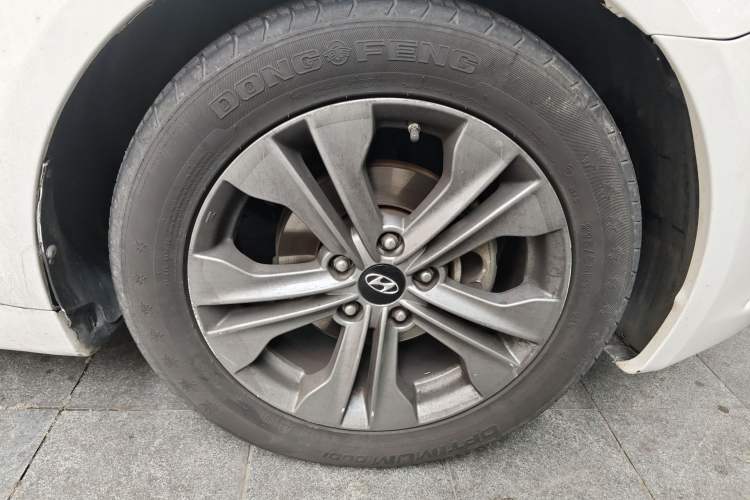 Used Hyundai Sonata 2014 2.0L Automatic Luxury Edition Right Front Wheel Hub