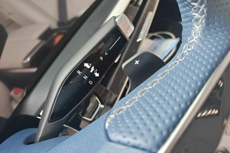 Used Buick Century 2025 2.0T Seven-Seater Yinshi Edition Gear Lever