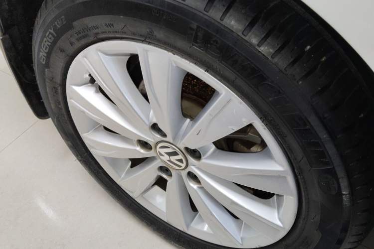 Used Volkswagen Sagitar 2015 1.6L Automatic Comfort Model Right Rear Wheel Hub