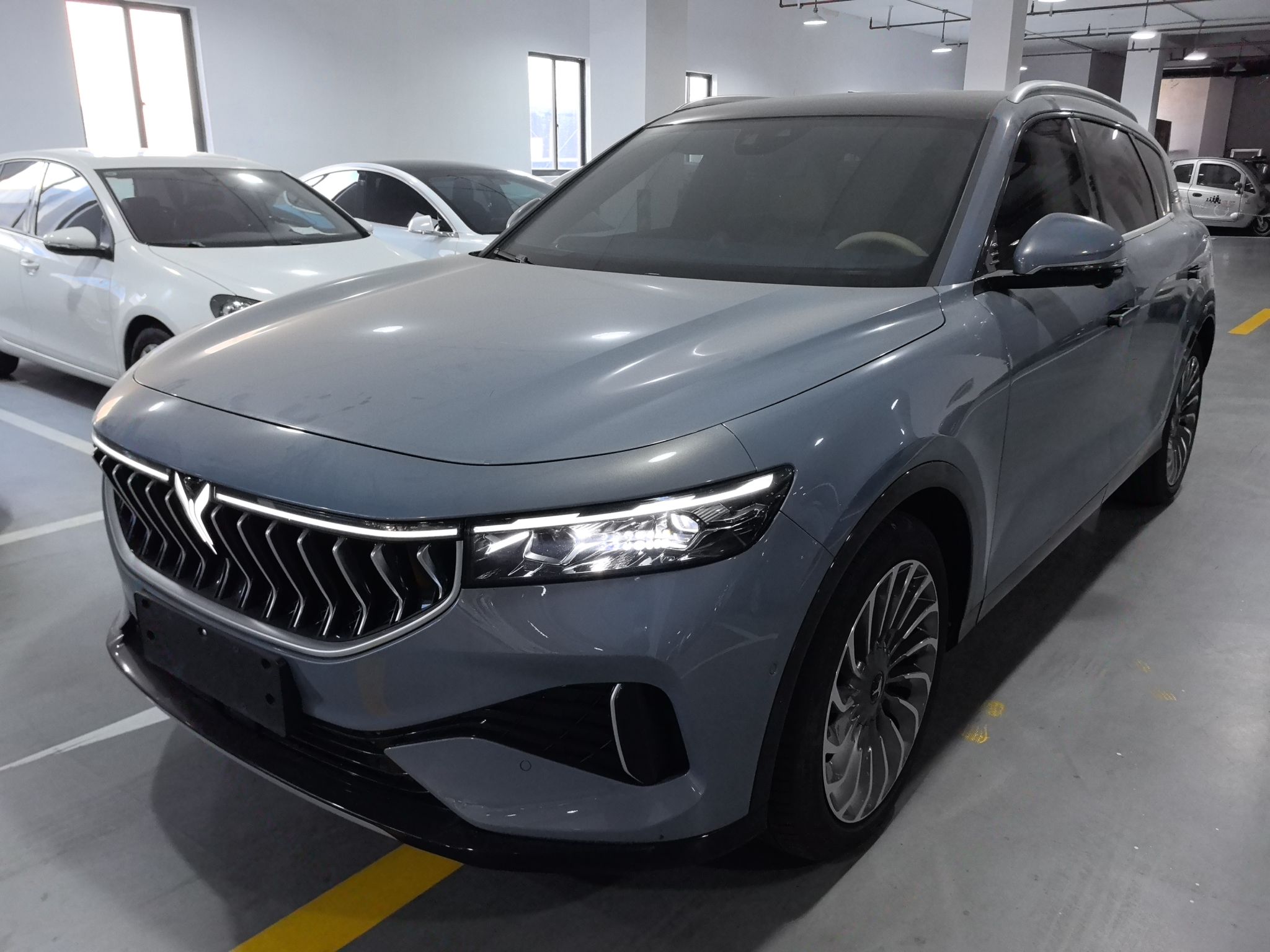 Под передней частью автомобиля