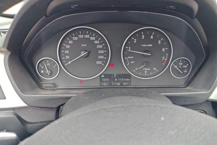 Used BMW 3 Series 2015 320Li Luxury Edition Fashion Model Odometer Close Up