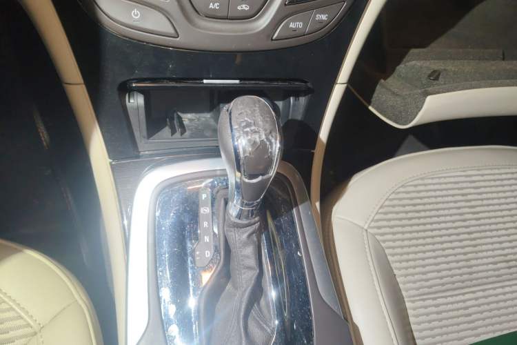 Used Buick Regal 2015 2.0L Leading Fashion Edition Gear Lever