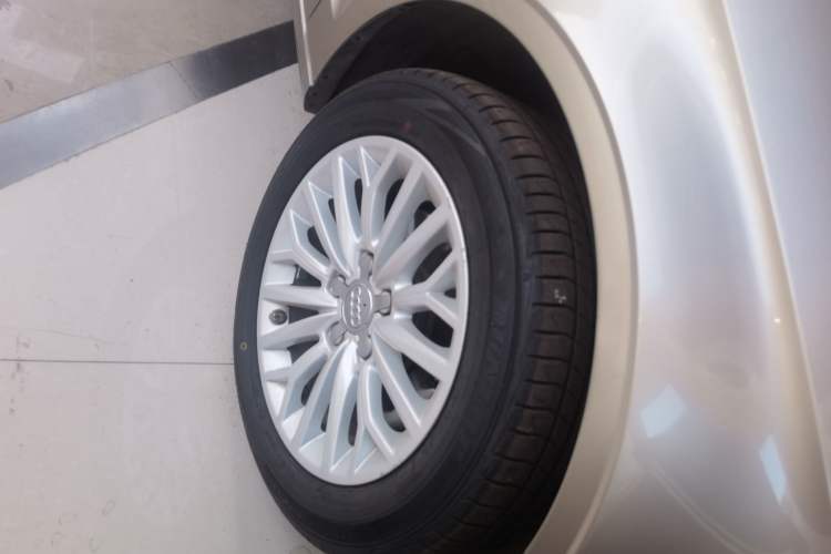 Used Audi A3 2014 Limousine 35 TFSI Automatic Fashion Model Right Front Wheel Hub