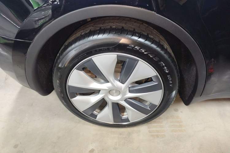 Used Tesla Model Y 2021 Standard Range Rear-Wheel Drive Version Right Rear Wheel Hub