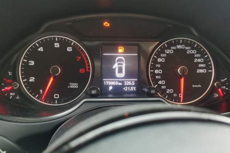 Used Audi Q5 2013 40 TFSI Technology Edition Odometer Close Up