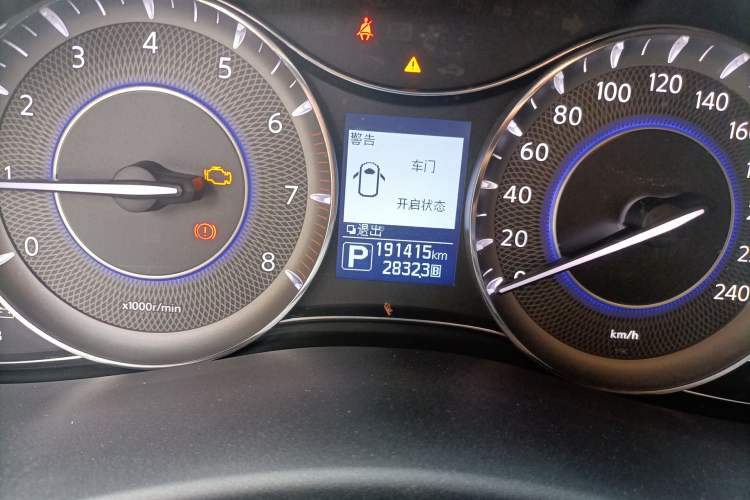 Used Infiniti QX80 2013 5.6L 4WD Odometer Close Up