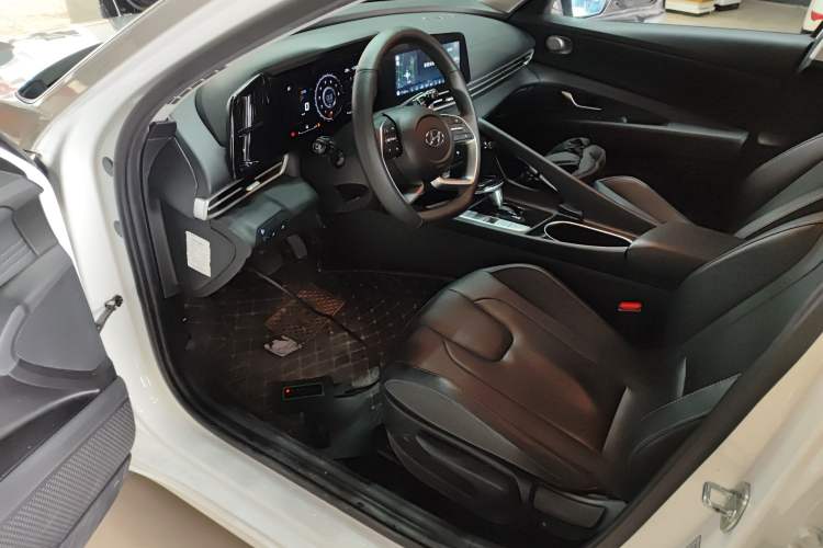 Used Hyundai Elantra 2022 1.5L CVT GLX Elite Edition Left Front Seat