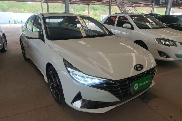 Used Hyundai Elantra 2021 1.5L CVT GLX Elite Edition Front Right 45 Deg