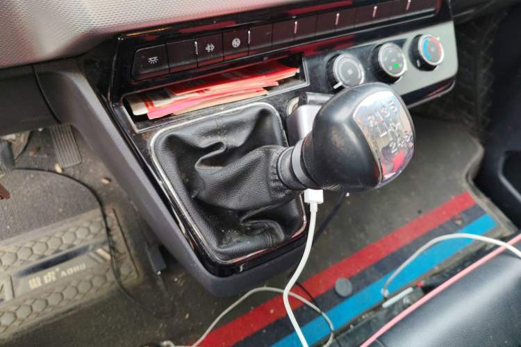 Used Dongfeng Yufeng 2023 V9+ 2.0T Manual Front-Drive Multi-Function Short-Chassis Mid-Height 5/6-Seater Gear Lever