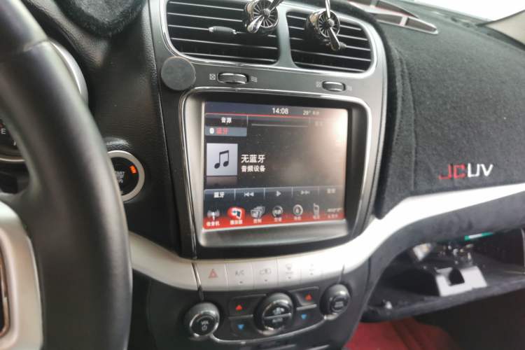 Used Dodge Journey 2013 2.4L Two-Wheel Drive Luxury Version
