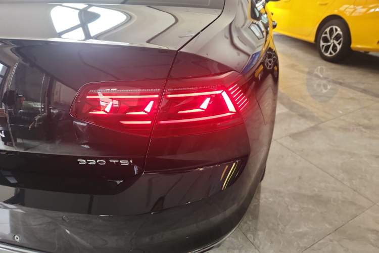 Used Volkswagen Magotan 2023 2 Million Units Limited Edition 330TSI DSG Leading Version Right Rear Taillight