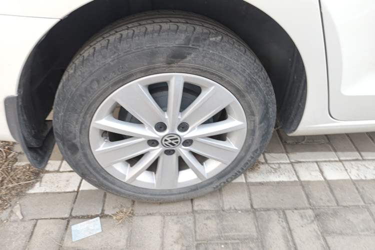 Used Volkswagen Jetta 2015 1.6L Manual Comfort Model Exterior 5