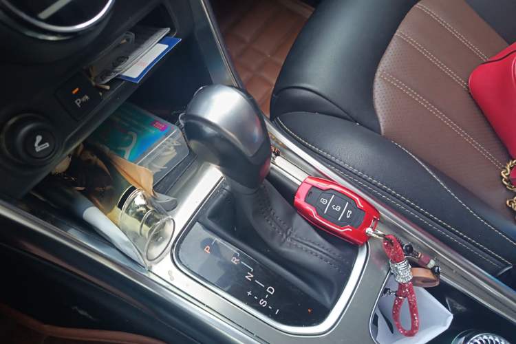 Used BYD Song 2017 Gaishe Upgrade Edition 1.5TID Automatic Elite Model Gear Lever