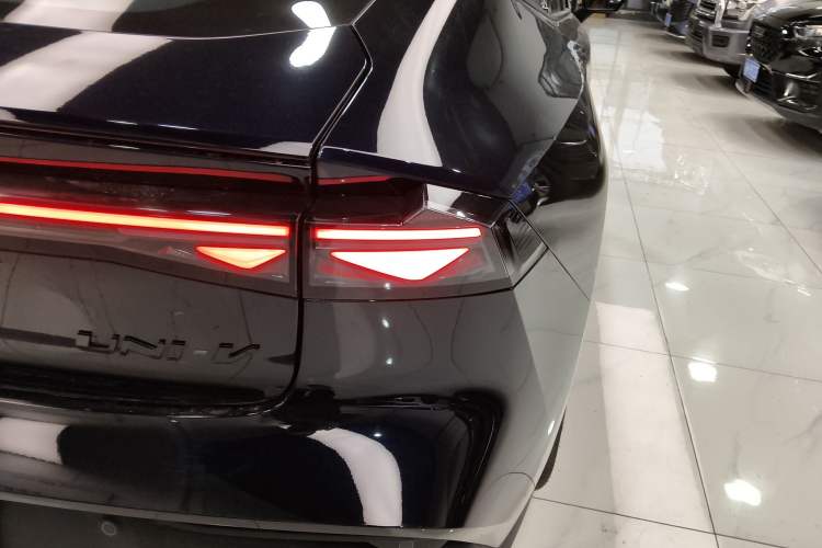 Used Changan UNI-V 2025 Model Third-Generation 2.0T Dynamic Edition