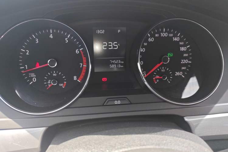 Used Volkswagen Lamando 2015 230TSI DSG Fashion Edition Odometer Close Up