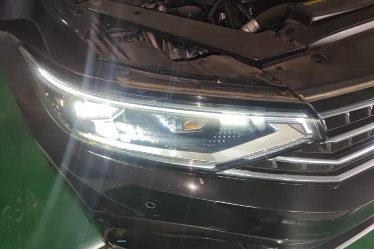 Used Volkswagen Magotan 2023 2 Million Units Limited-Edition 280TSI DSG Comfort Version Right Front Headlight