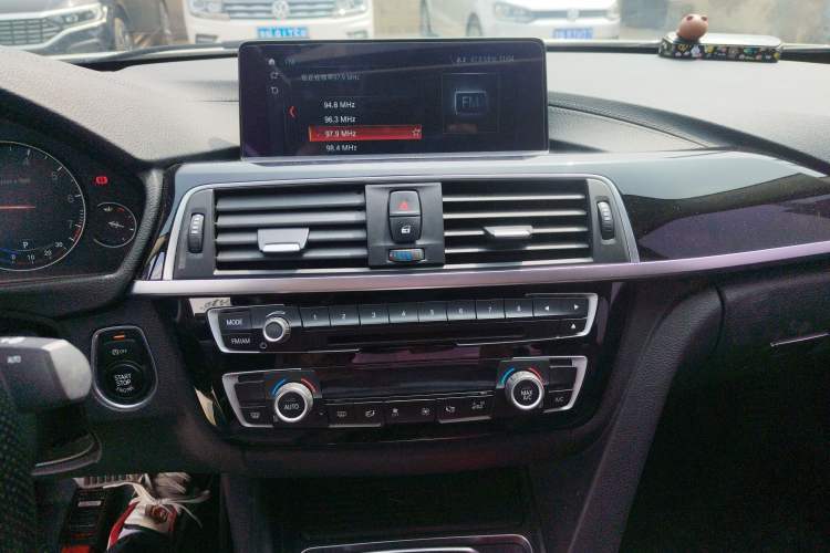 Used BMW 3 Series 2018 320Li Leading Model M Sport Package Audio And AC Panel