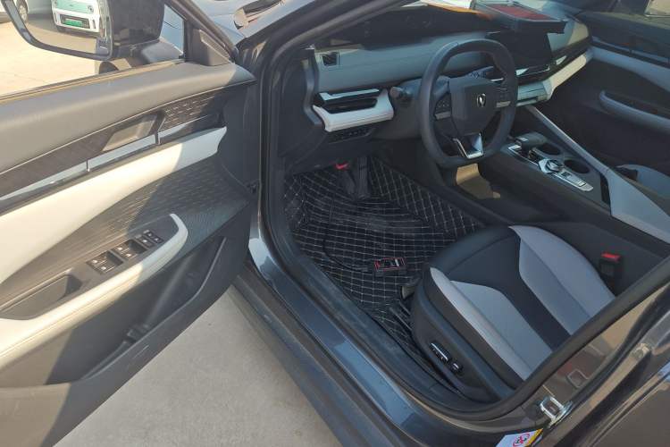 Used Changan UNI-V iDD 2024 Blue Whale Smart Electric iDD 136km ZhiKu Model