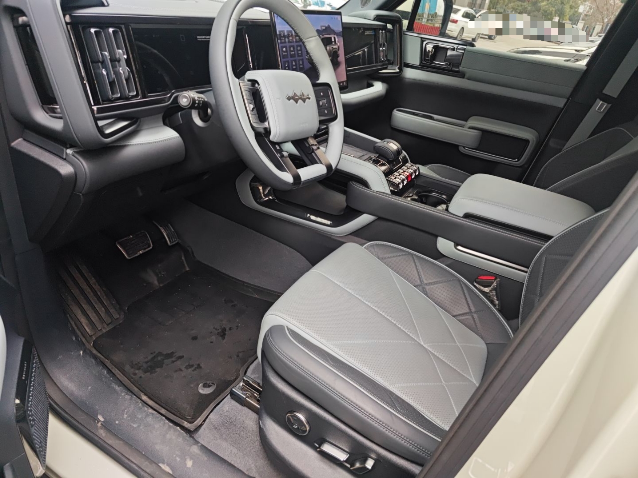 المقاعد الأمامية داخل السيارة