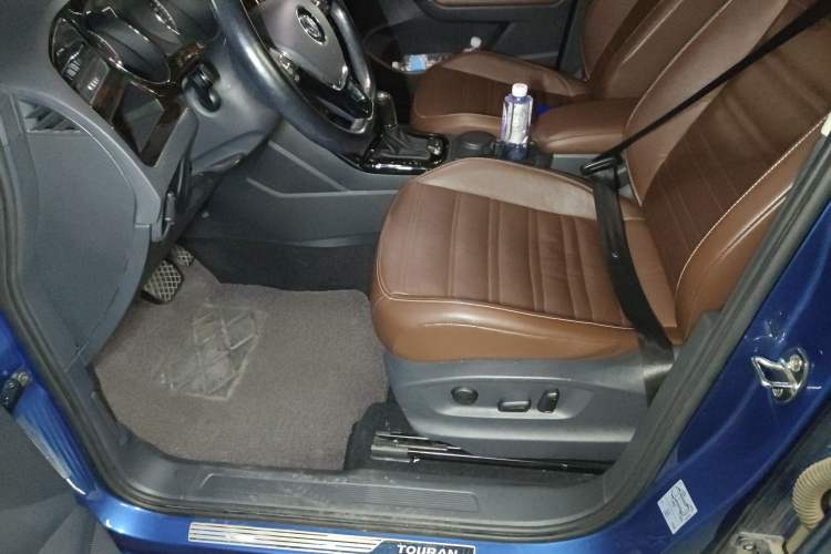 Used Volkswagen Touran 2016 Volkswagen Touran L 330TSI DSG Luxury Edition Left Front Seat