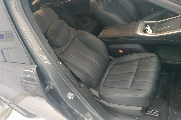 Used ONVO Luxeed L90 2025 Model—Max Six-Seater Version
