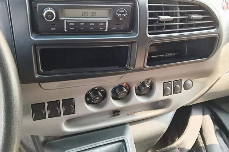 Used JMC Transit 2017 2.8T Commercial Version Short Wheelbase Mid-Roof 6/7/8-Seater JX493