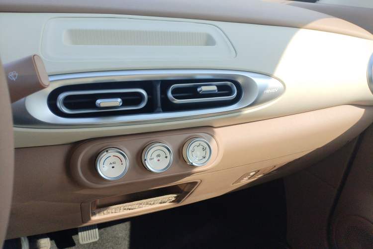 Used Wuling Hongguang MINIEV 2025 Four-Door Version Advanced Edition Audio And AC Panel