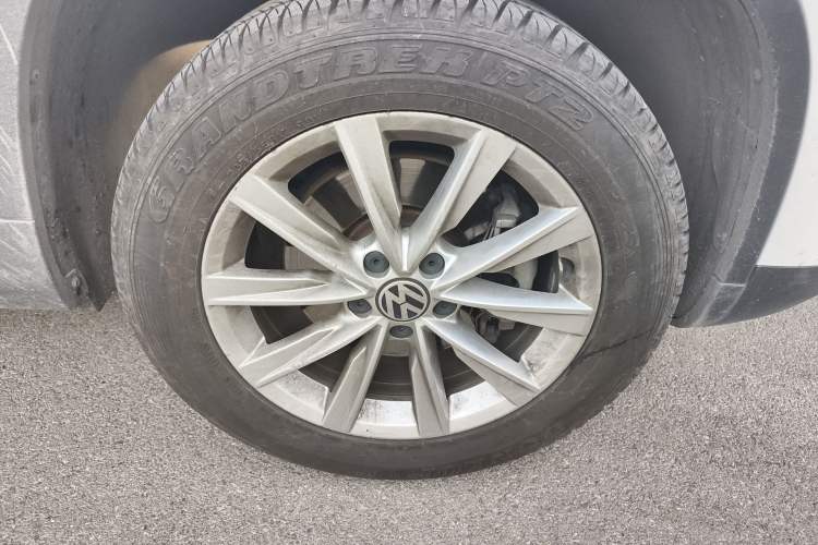 Used Volkswagen Tiguan 2016 280TSI Automatic Two-Wheel Drive Silk Road Comfort Edition Right Front Wheel Hub