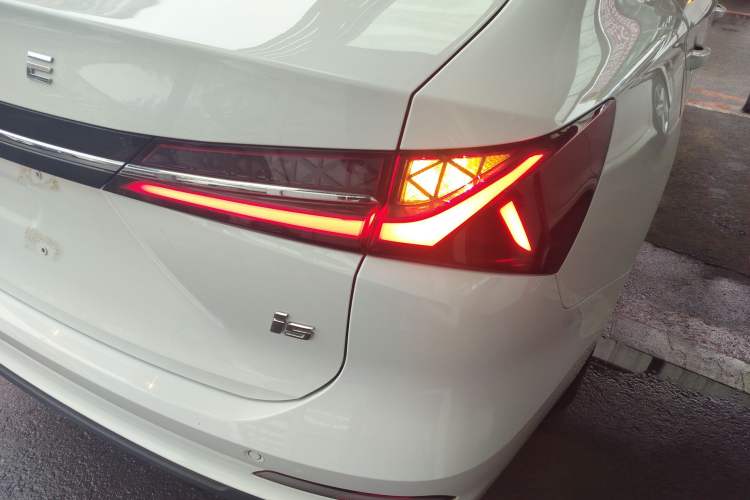 Used Roewe i5 2023 1.5L CVT Luxury Edition Right Rear Taillight