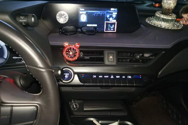 Used Lexus UX 2020 260h Explore-Cool Edition
