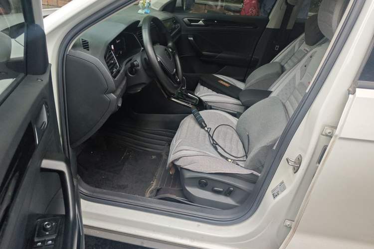 Used Volkswagen T-ROC 2022 280TSI DSG Two-Wheel Drive Comfort PLUS Driver Seat