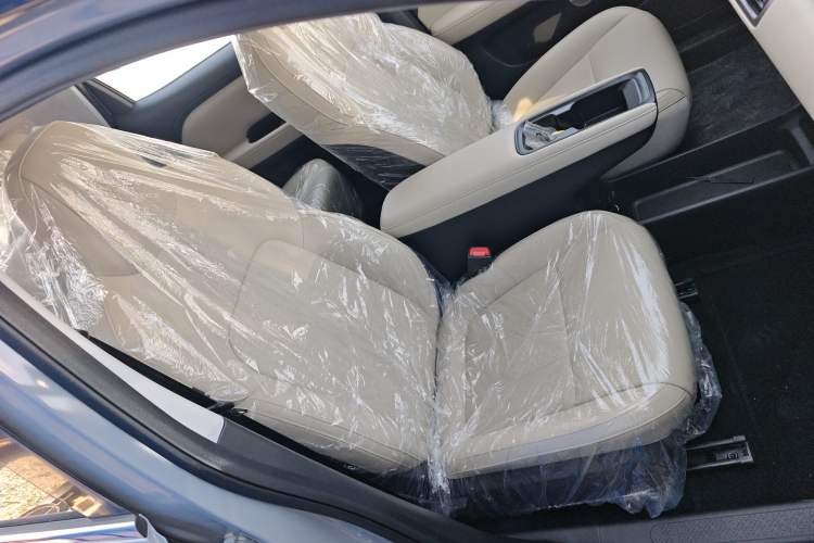 Used Wuling Bingo PLUS 2024 510 km Range 5-Seater Version Right Front Seat