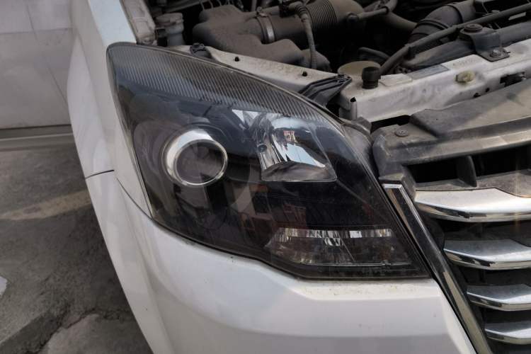Used Haval H5 Classic 2015 2.0T Manual Two-Wheel Drive Advanced Version Right Front Headlight