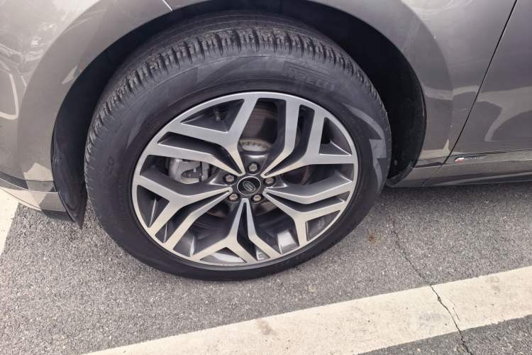 Used Land Rover Range Evoque 2021 Range Rover Velar 249 PS R-Dynamic S Performance Edition Left Front Wheel Hub