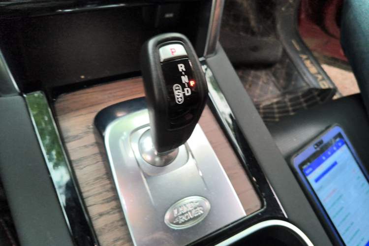 Used Land Rover Discovery Sport 2020 249 PS R-Dynamic Performance Edition Gear Lever