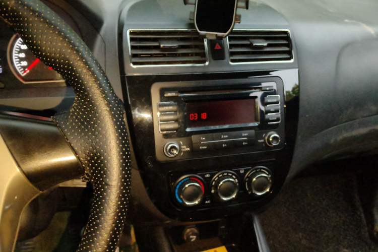 Used FORTHING Joyear X5 2013 1.6L Manual Luxury Model China V Standard Audio And AC Panel