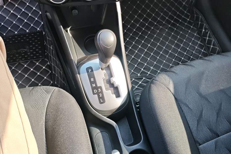 Used Kia K2 2015 Sedan 1.4L Automatic GLS Gear Lever