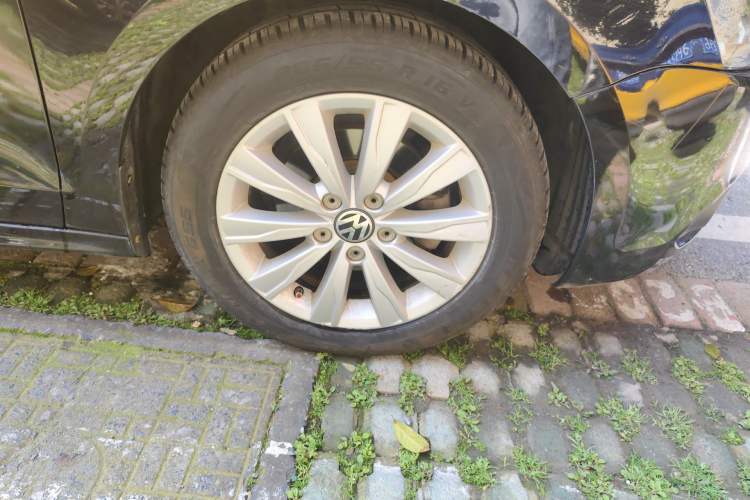 Used Volkswagen Sagitar 2014 1.6L Manual Comfort Model Right Front Wheel Hub